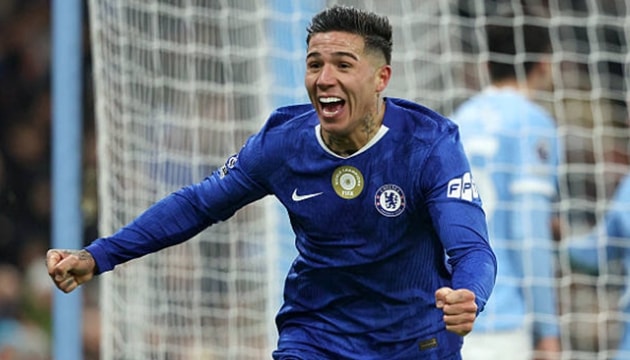 Enzo Fernandez ăn mừng bàn thắng quý giá giúp Chelsea giành lại 1 điểm tại Etihad.
