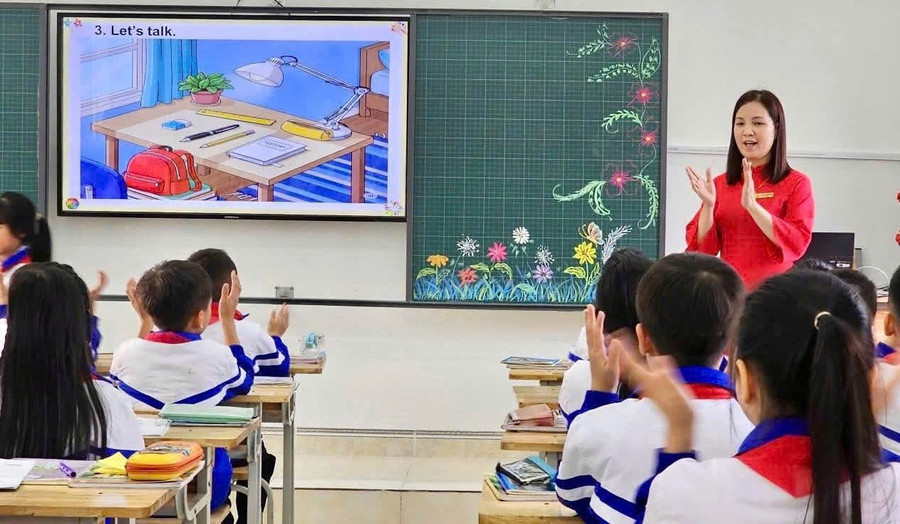 Giáo viên Trường Tiểu học Nguyễn Trãi (Tuyên Quang) ứng dụng AI trong dạy học môn Tiếng Anh. Ảnh: Đức Hạnh