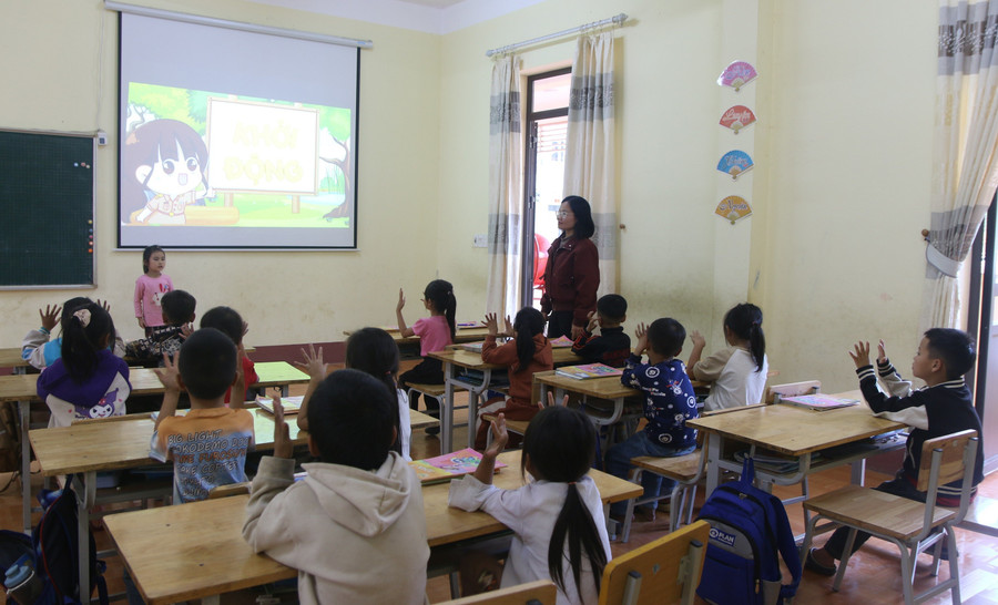 Cô, trò Trường PTDTBT Tiểu học Hoang Thèn (Lai Châu) hứng thú với tiết học ứng dụng AI. Ảnh: Hà Thuận truong-vung-cao-thich-ung-cung-ai-3.jpg
