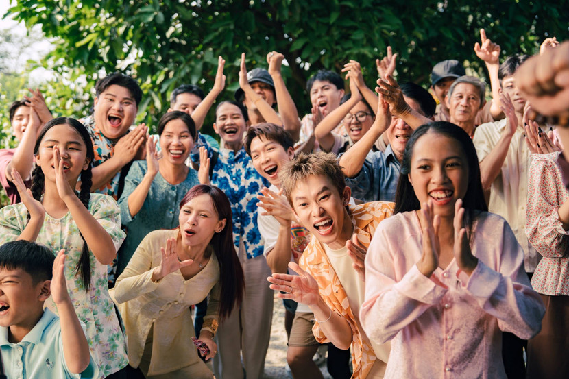 Rất đông các đồng nghiệp ủng hộ Kay Trần trong MV mới hi-04676.jpg