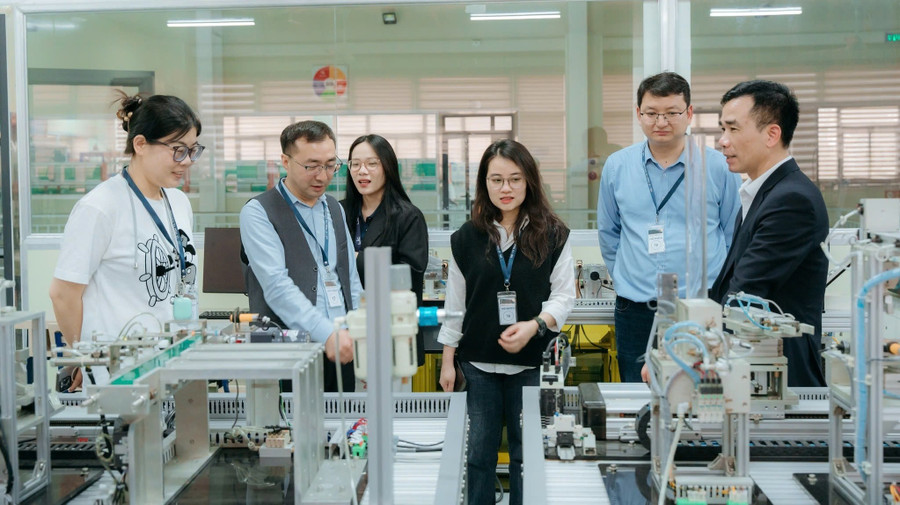 Lãnh đạo Trường Cao đẳng Lý Thái Tổ (Bắc Ninh) trao đổi với đối tác nước ngoài về hợp tác đào tạo. Ảnh: Đình Tuệ