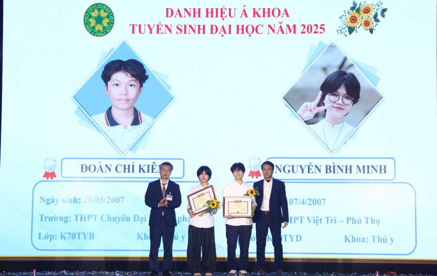 2 Á khoa đầu vào được vinh danh, khen thưởng. img-5937.jpg