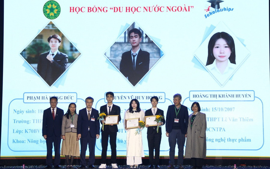 Trao học bổng "Du học nước ngoài" cho 3 sinh viên xuất sắc. img-5940.jpg