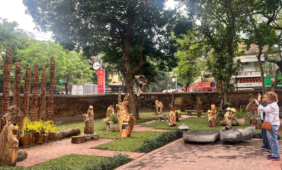 Một góc trưng bày 'Ngựa về phố'.