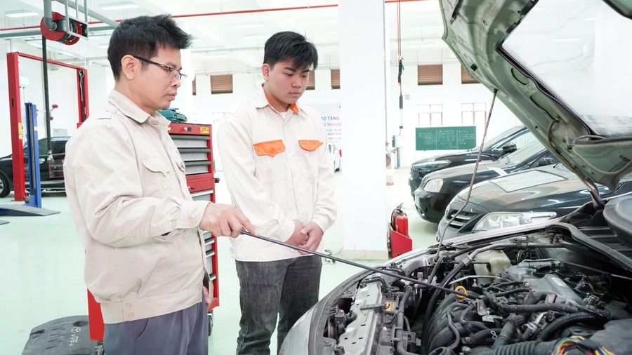 Sinh viên Trường Cao đẳng Nghề Hà Nam trong giờ thực hành về động cơ ô tô. Ảnh: Đình Tuệ truong-nghe-duoc-tu-chu-hop-tac-quoc-te-2.jpg