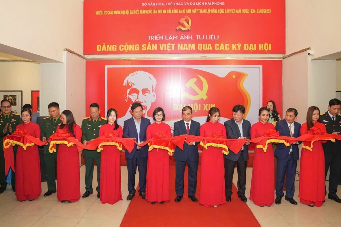 Đại biểu cắt băng khai mạc triển lãm