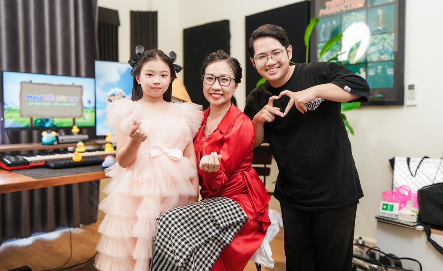 Đội ngũ cộng sự của chị Huỳnh Kim Yến tại phòng thu với ca sĩ nhí thể hiện bài hát. Ảnh: NVCC.