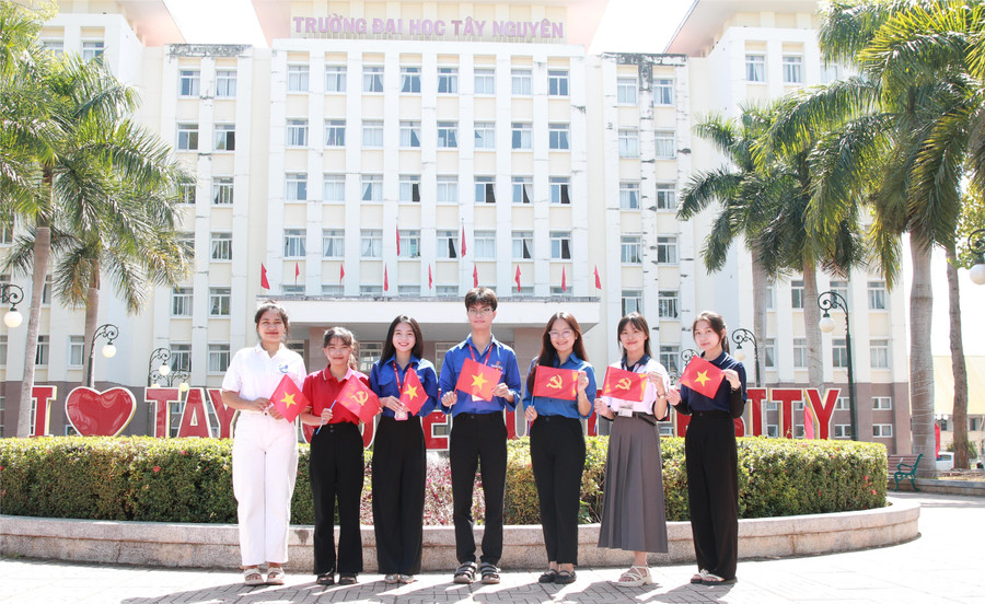 Sinh viên khoa Sư phạm, Trường Đại học Tây Nguyên hướng về Đại hội XIV của Đảng. (Ảnh: TT)