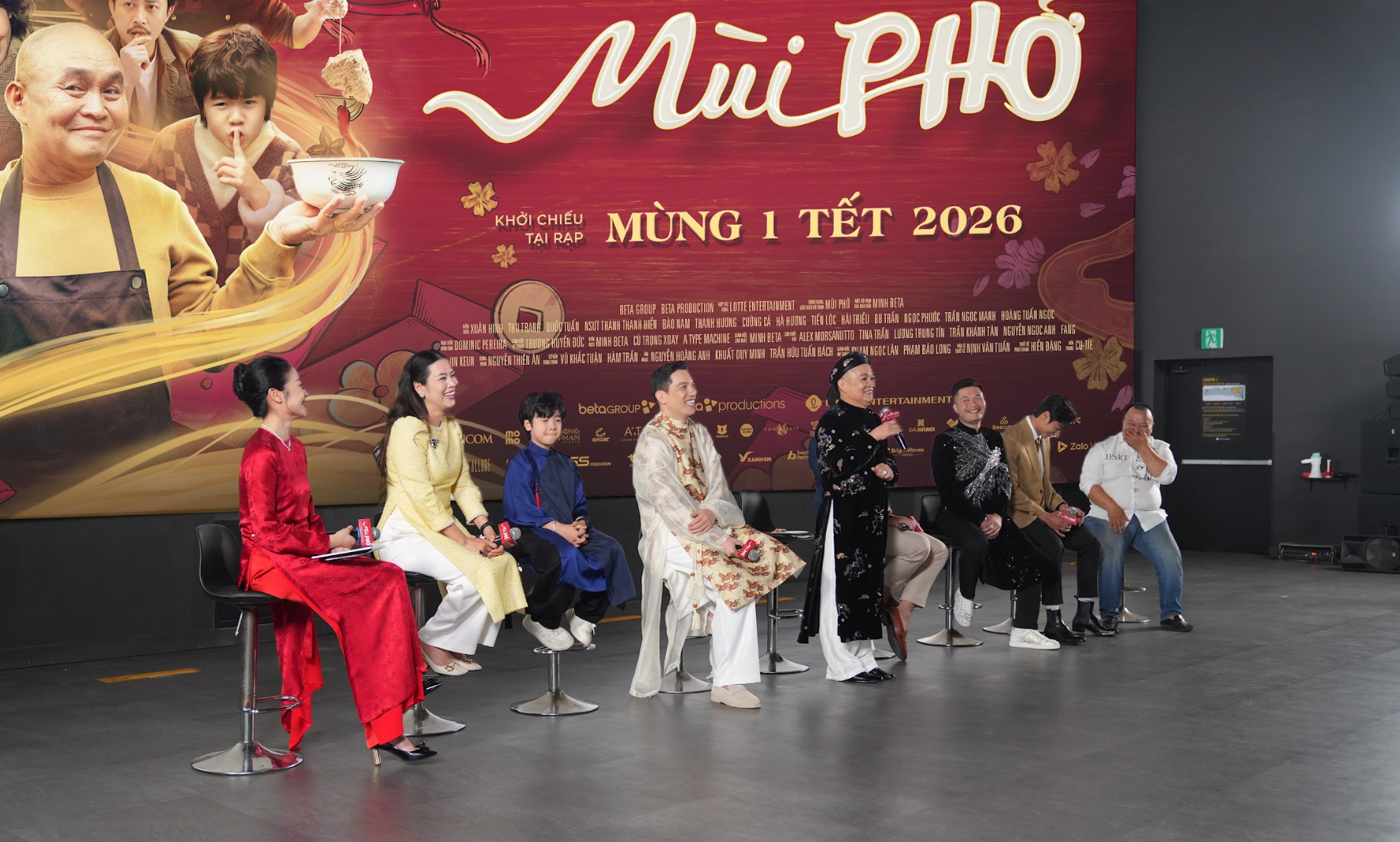 Nghệ sĩ hài Xuân Hinh (thứ 5 từ trái qua) chia sẻ với khán giả về vai diễn trong phim điện ảnh