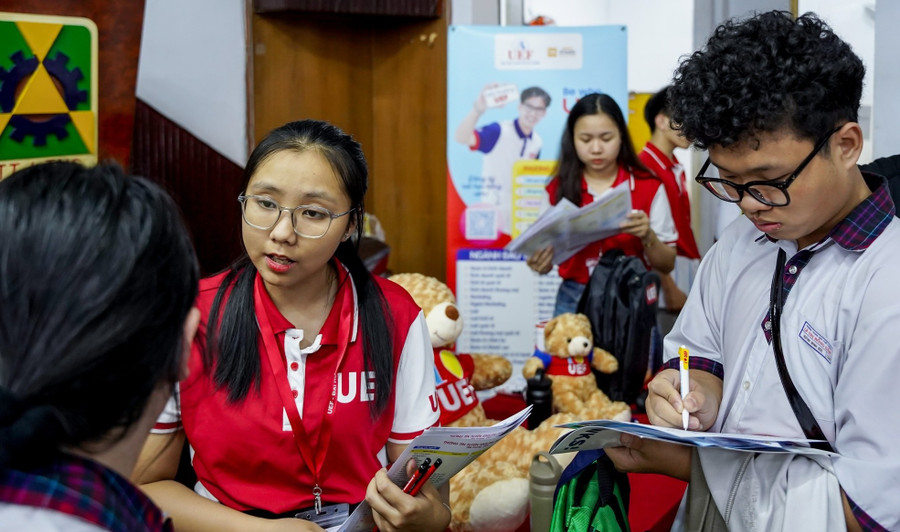 Thí sinh tìm hiểu ngành tại Trường Đại học Kinh tế - Tài chính TPHCM năm 2026. Ảnh: UEF tuyen-sinh-chuyen-dich-sang-danh-gia-nang-luc-1.jpg