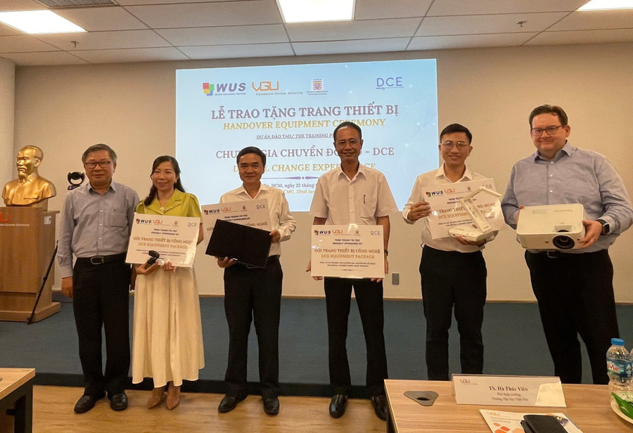 Đại diện các cơ sở giáo dục nghề nghiệp nhận tài trợ bộ thiết bị kỹ thuật số phục vụ dạy học. Ảnh: Hà An.