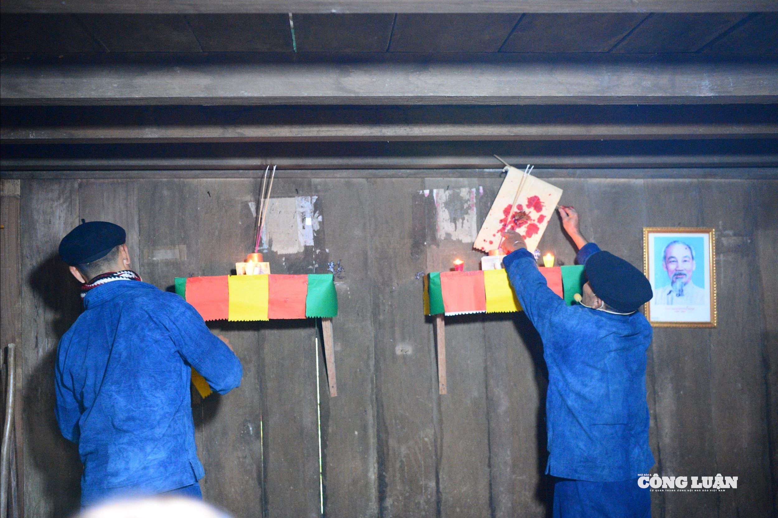 Đặc biệt, hình ảnh bà con dán giấy bản lên các công cụ lao động như cuốc, dao, liềm… khiến nhiều du khách thích thú. Theo quan niệm của người Mông, ngày Tết không chỉ con người nghỉ ngơi mà cả những công cụ lao động cũng cần được “nghỉ Tết” sau một năm vất vả.