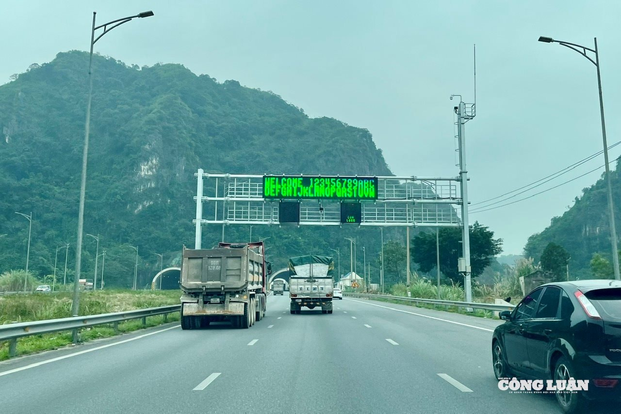 Ảnh 2. Hệ thống điều hành giao thông thông minh (ITS) và trạm thu phí trên cao tốc Bắc - Nam phía Đông đang gấp rút hoàn thiện.