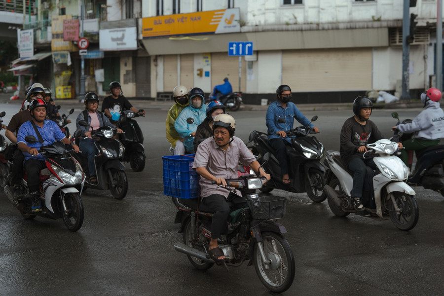 Trường Giang vào vai người cha lam lũ trong phim 'Nhà ba tôi một phòng'.