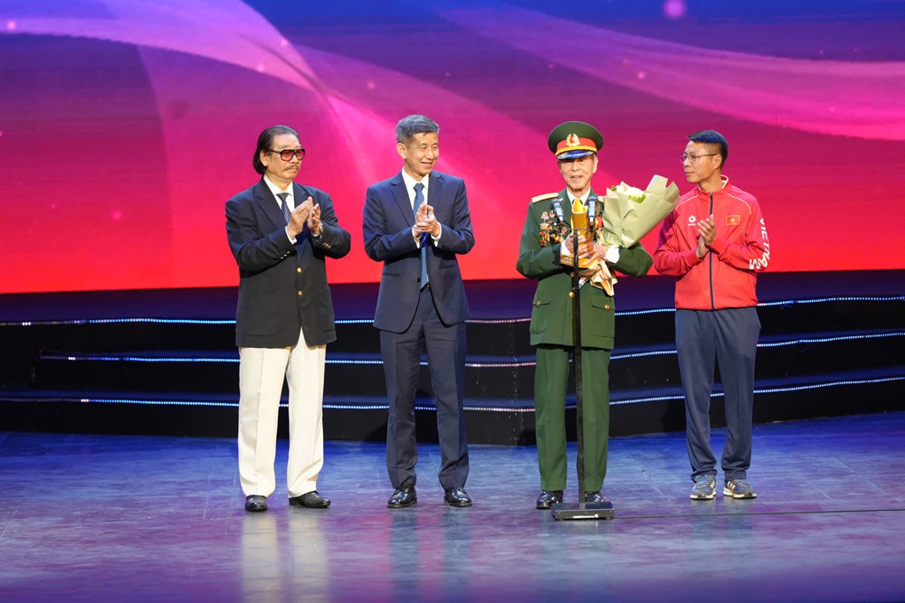 Đình Bắc và U22 Việt Nam được vinh danh tại Cúp Chiến thắng 2025 - ảnh 8