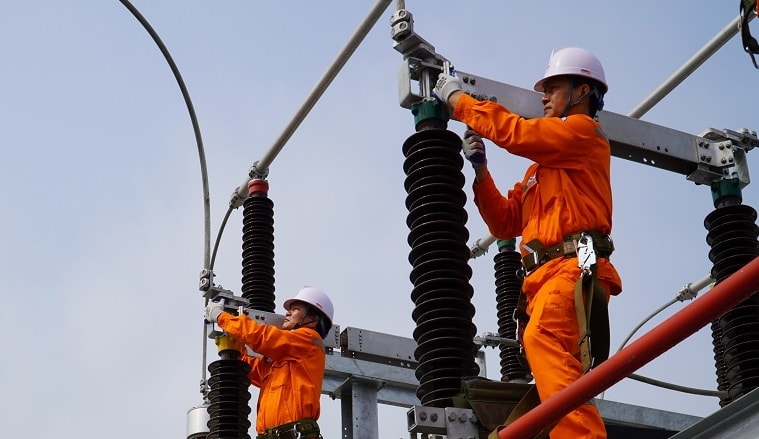 Nghiệm thu thiết bị trạm biến áp 110 kV Hùng Thắng trước khi đóng điện đưa vào vận hành.