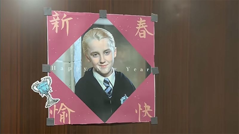 Một người dùng mạng xã hội Trung Quốc khoe tấm áp phích chúc mừng năm mới có hình Malfoy mà cô ấy dán trên cửa nhà mình.