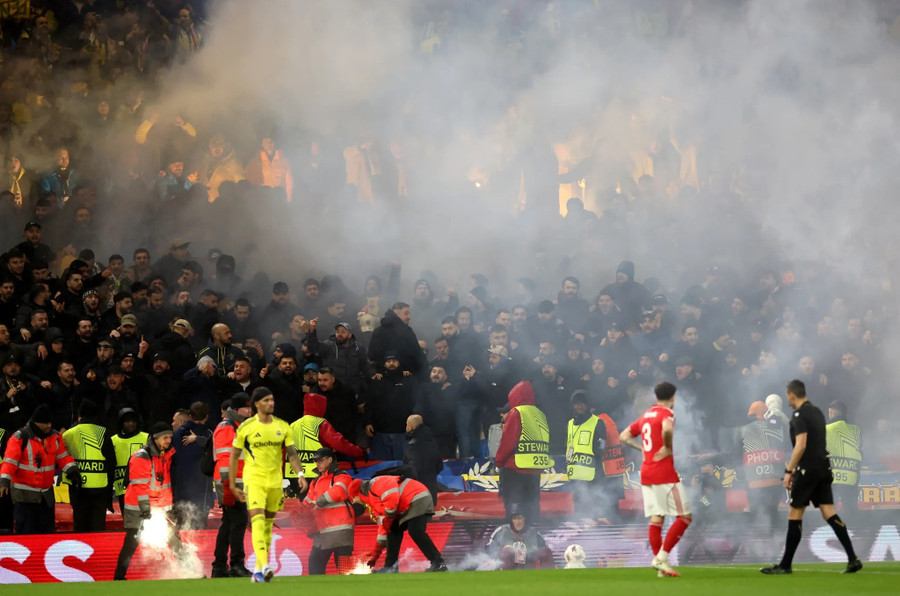 Pháo sáng đã được ném xuống sân City Ground chỉ sau một phút bóng lăn. phao-sang-3.jpg