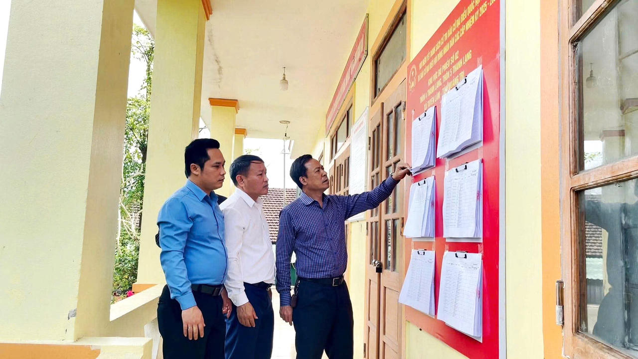 Lãnh đạo xã Tuyên Lâm kiểm tra công tác chuẩn bị tại khu vực bỏ phiếu.