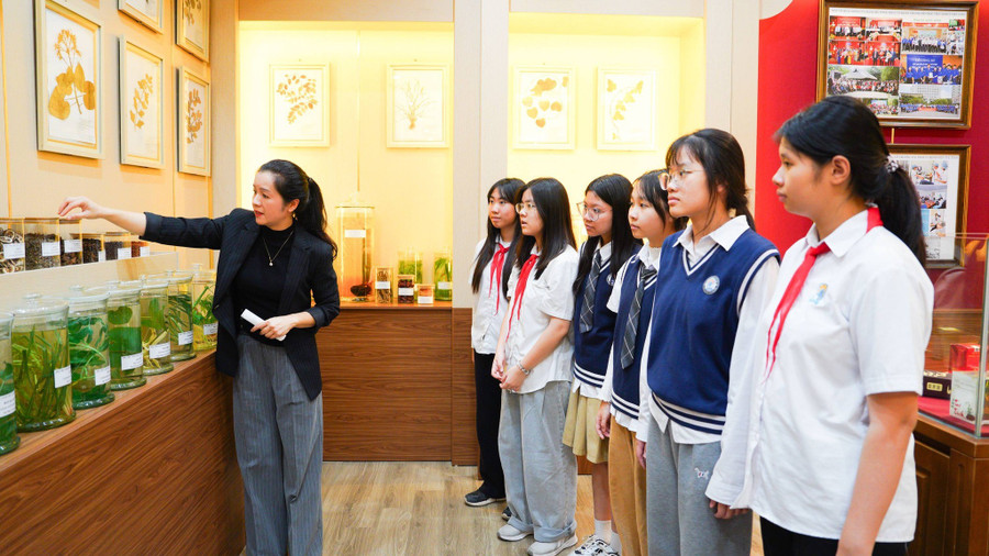 Học sinh trải nghiệm thực tế tại Học viện Y – Dược học cổ truyền Việt Nam. Ảnh: NTCC
