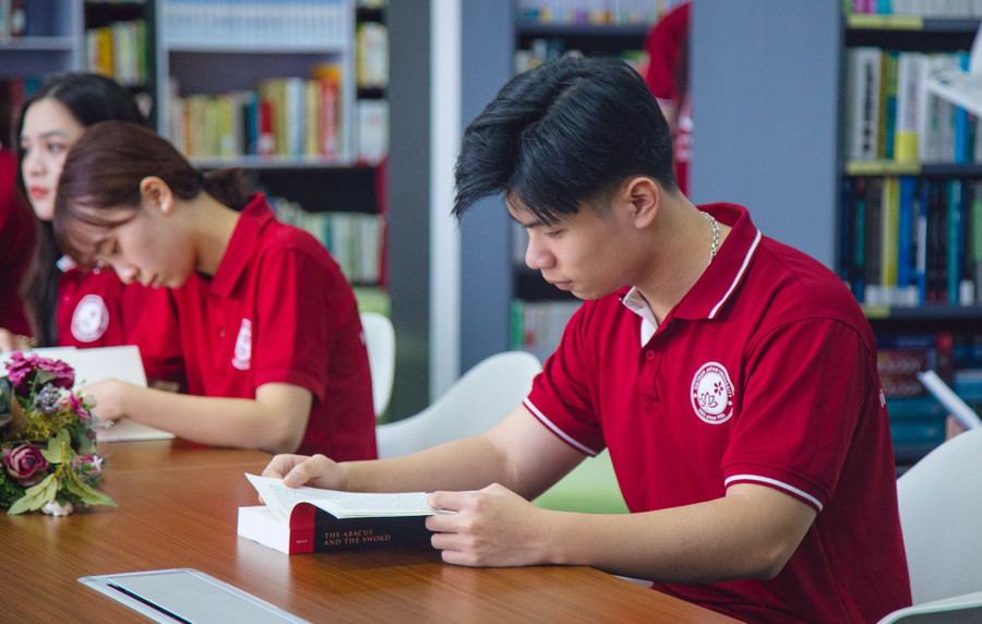 Sinh viên Trường Đại học Việt Nhật (Đại học Quốc gia Hà Nội). Ảnh: NTCC phat-trien-toan-dien-con-nguoi-3-9207.jpg