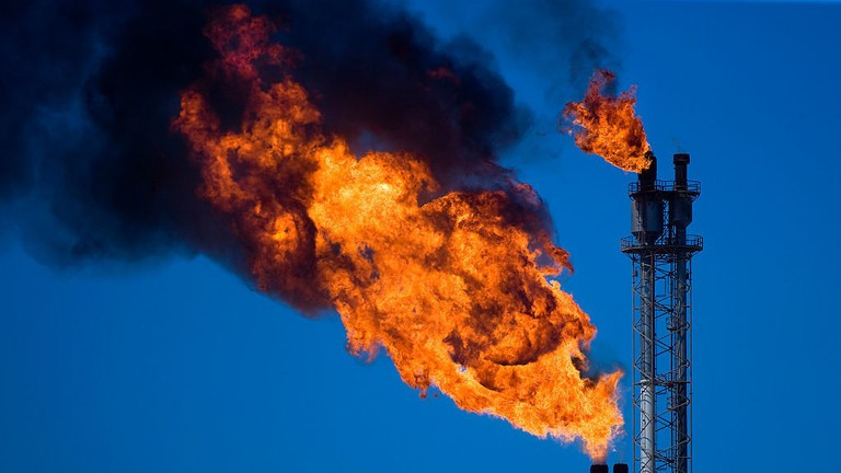 Trạm xăng Ras Laffan của Qatar bốc cháy sau cuộc tấn công bằng UAV của Iran, ngày 28/2/2026.