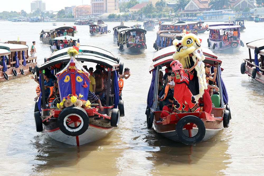 Hàng ngàn người dự Lễ hội Tống phong tại Miếu Bà Xóm Chài - ảnh 8