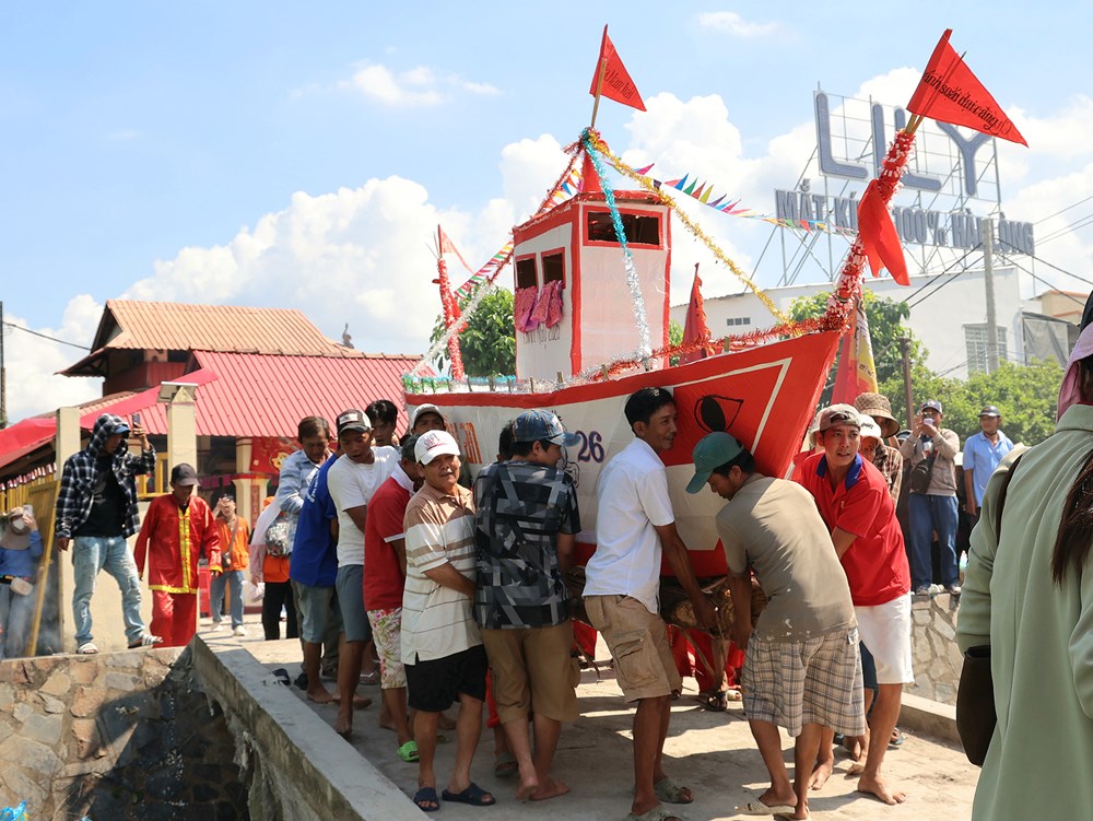 Hàng ngàn người dự Lễ hội Tống phong tại Miếu Bà Xóm Chài - ảnh 9