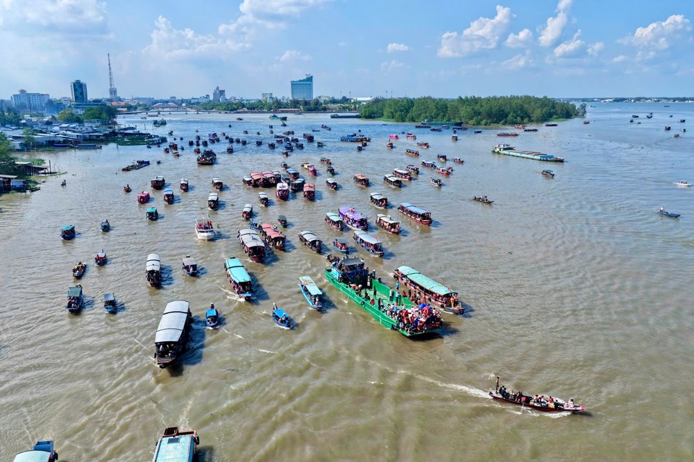Hàng ngàn người dự Lễ hội Tống phong tại Miếu Bà Xóm Chài - ảnh 5