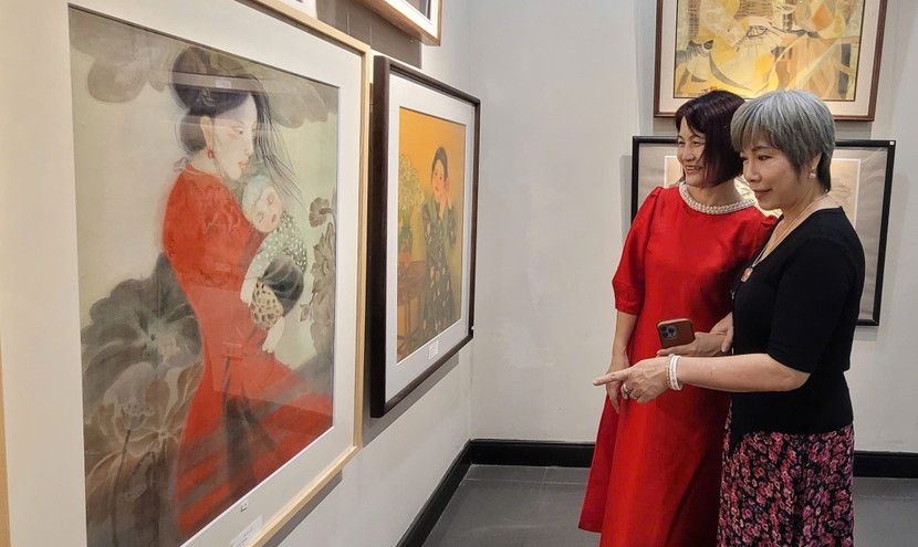 Người xem thưởng lãm tác phẩm 645608464-122165844944597936-4397532433467520461-n.jpg