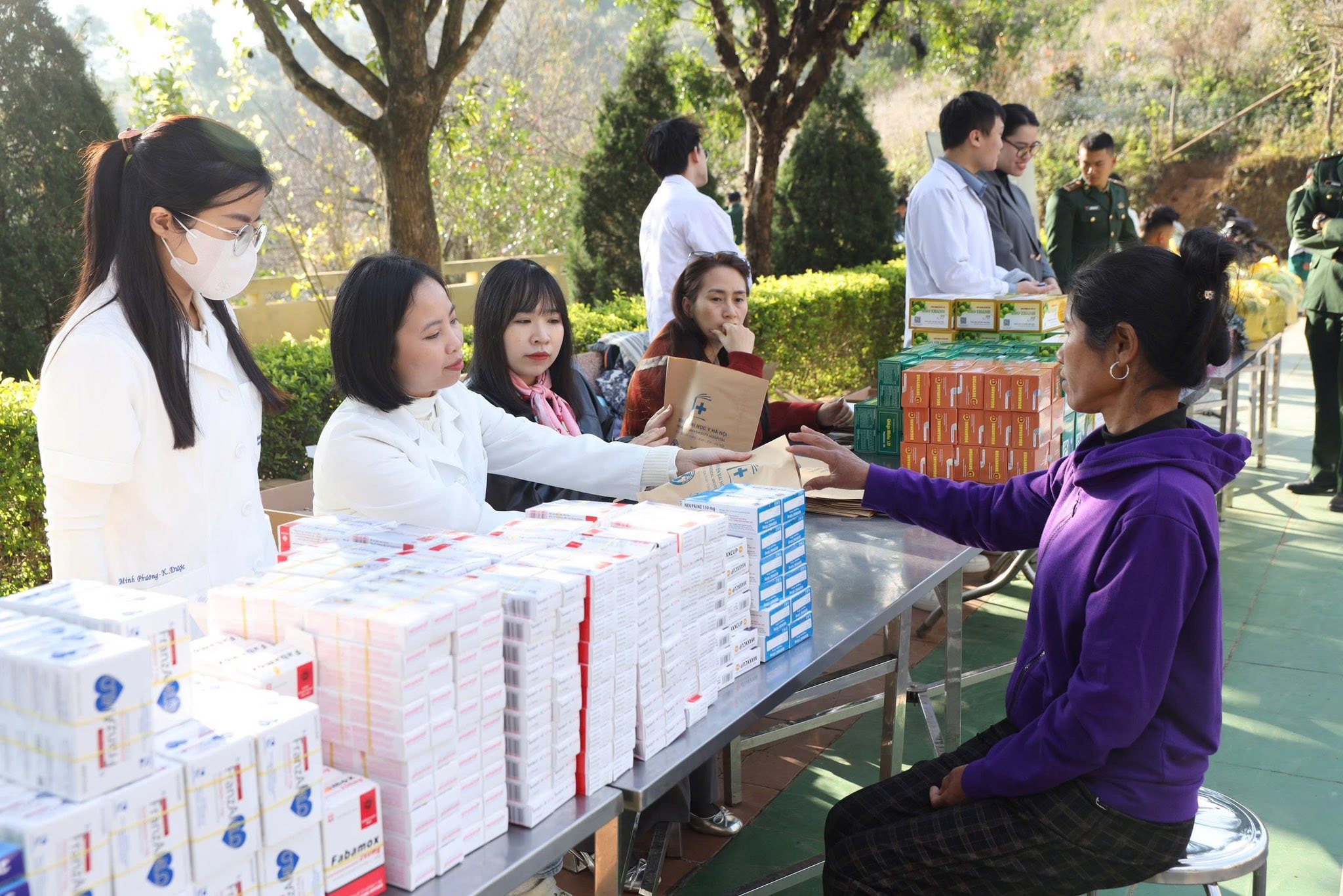 Chiến dịch tiêm chủng quy mô lớn trong thời gian ngắn, đạt tỷ lệ bao phủ cao trên phạm vi toàn quốc. Ảnh: NB&CL