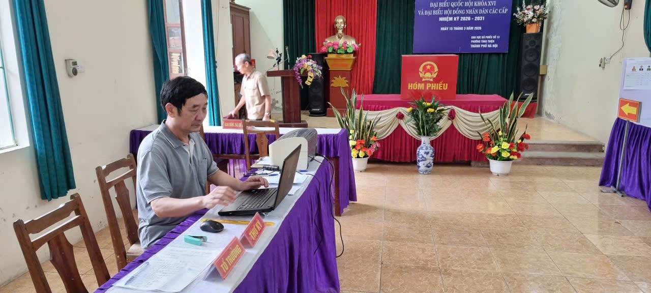 Ông Hồ Sỹ Cần, Bí thư Chi bộ Tổ dân phố 400 - Tổ trưởng Tổ bầu cử khu vực bỏ phiếu số 13 rà soát về công tác chuẩn bị bầu cử. Ảnh: PL