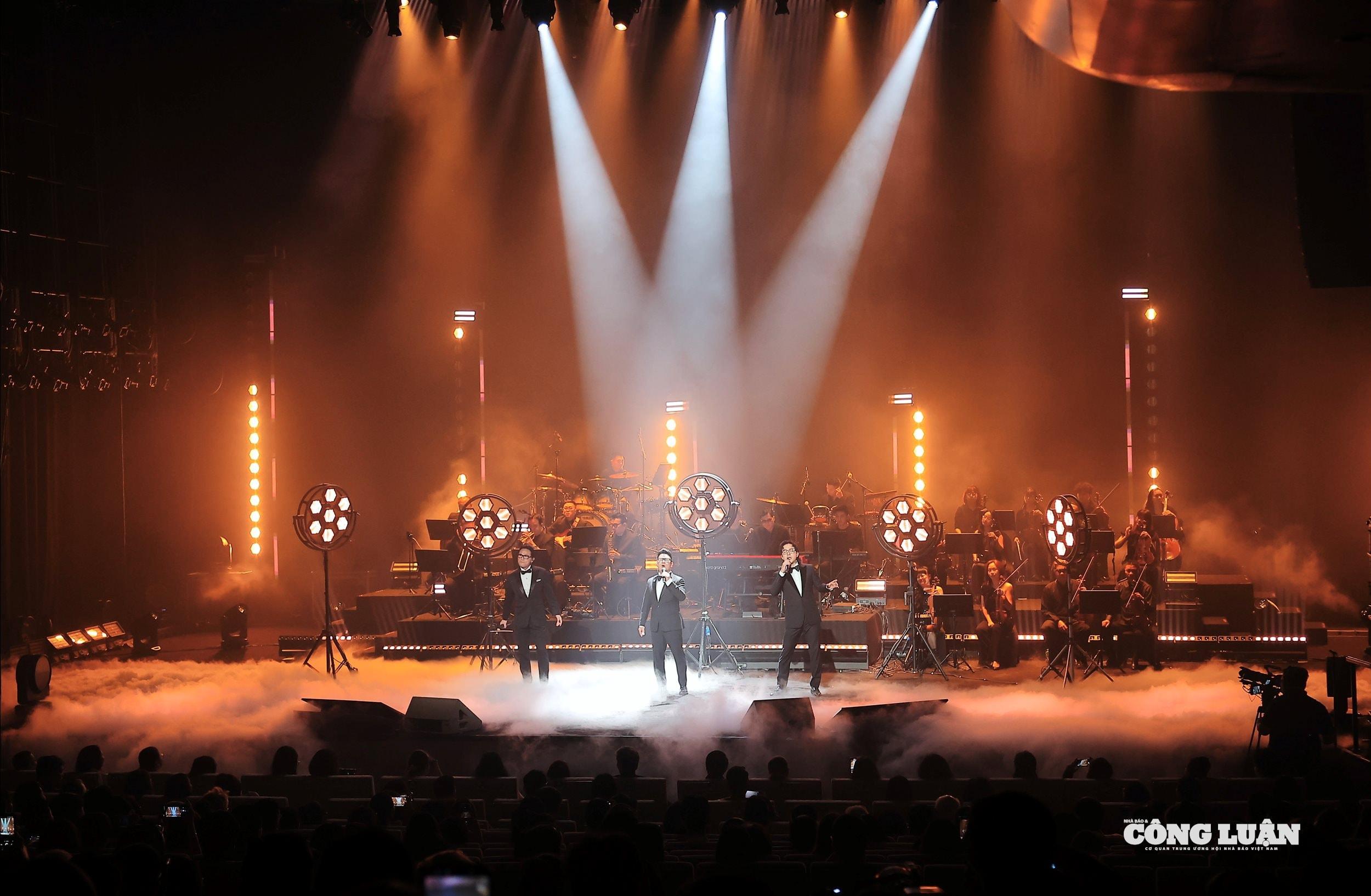 Tiết mục nghệ thuật mở màn của nhóm nhạc Quả Dưa Hấu gây ấn tượng mạnh với khán giả tại Nhà hát Hồ Gươm.