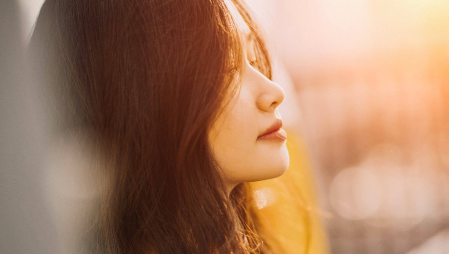 Tình cảm của phụ nữ giống như mưa mùa xuân, nhẹ nhàng và kín đáo. (Ảnh: ITN).