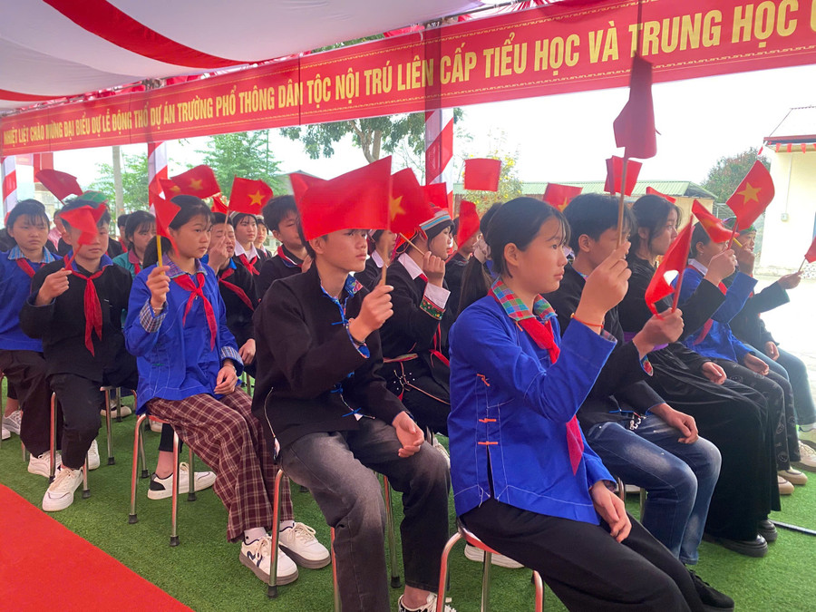 Môi trường học tập mới được thầy và trò các địa phương hân hoan chờ đón.