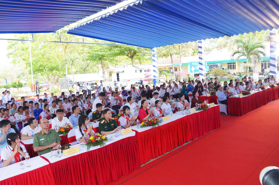 Học sinh nơi vùng biên phấn khởi đón chờ lễ khởi công, động thổ. Ảnh: Yến Phương