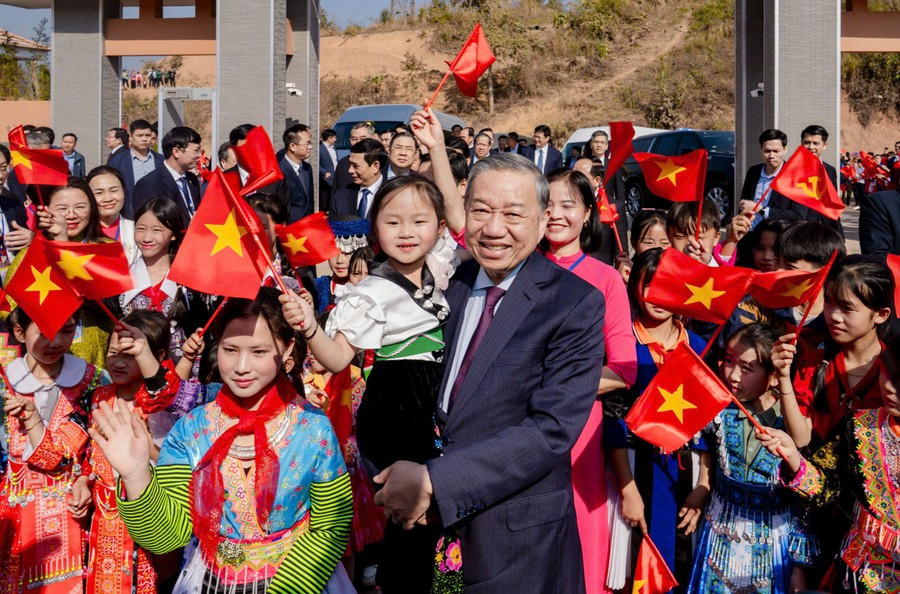 Tổng Bí thư Tô Lâm cùng học sinh trường Tiểu học - THCS Si Pa Phìn, tỉnh Điện Biên.