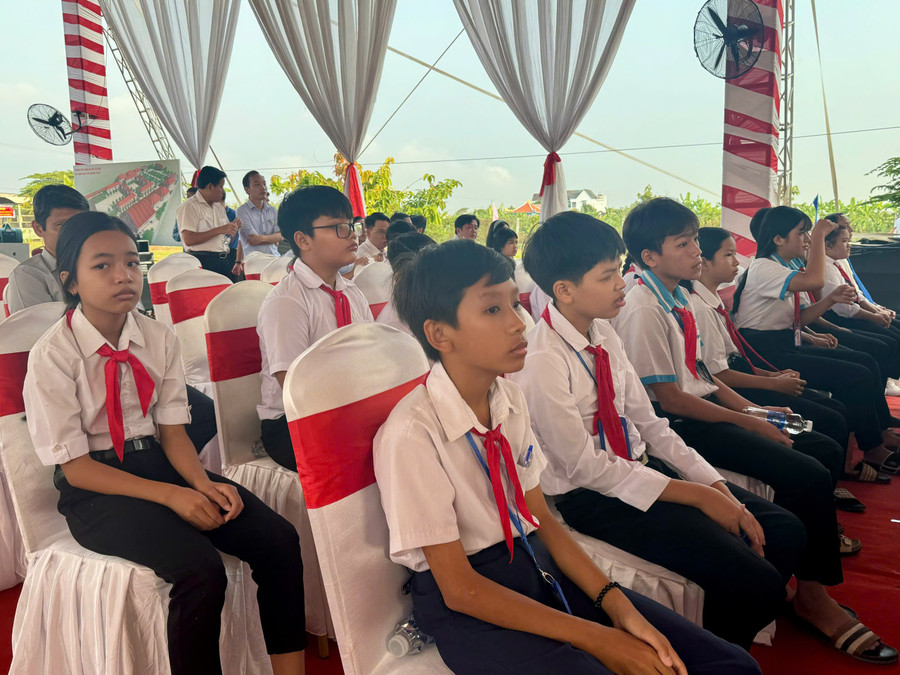 Học sinh tham dự tại điểm cầu xã Thường Phước sáng nay,