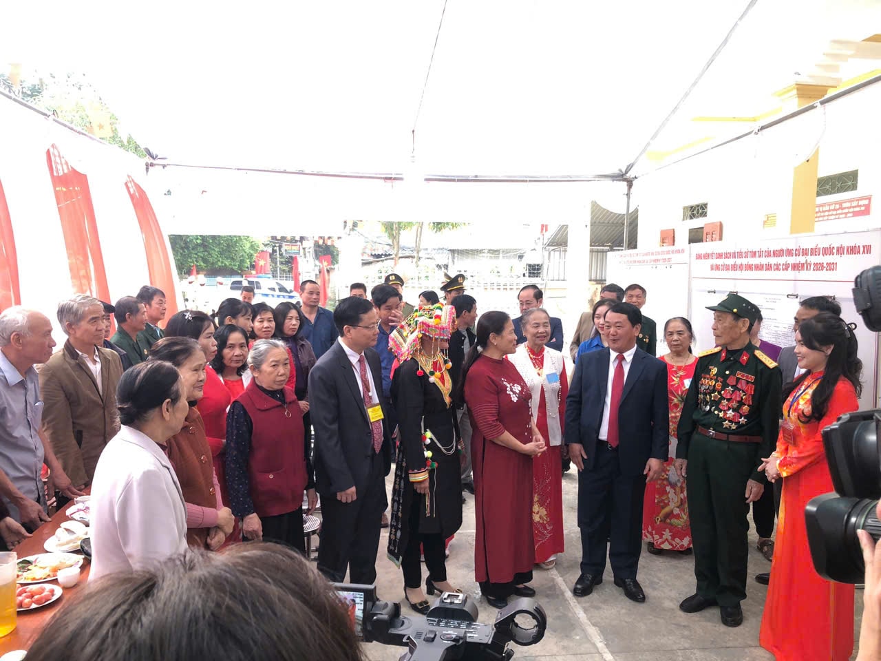 Đồng chí Hầu A Lềnh KT bỏ phiếu tại thôn Xây Dựng