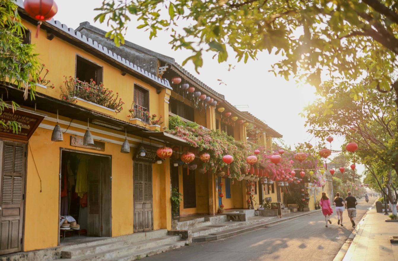 Ánh nắng sớm ở phố cổ Hội An. Ảnh: Hoi An Photographer/Unsplash