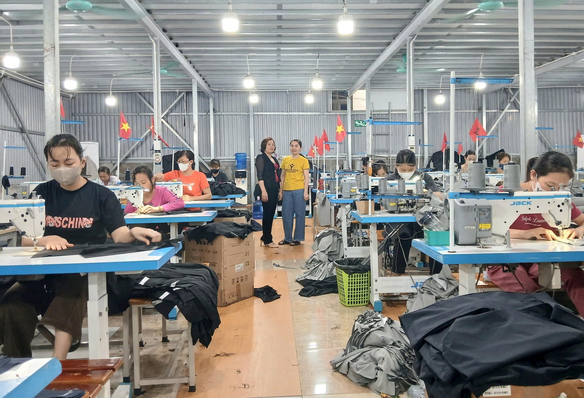 Công nhân làm việc tại các xưởng may ở thôn Vĩnh Trung, xã Ngọc Hồi có việc làm và thu nhập ổn định. Ảnh: Hoàng Quyết