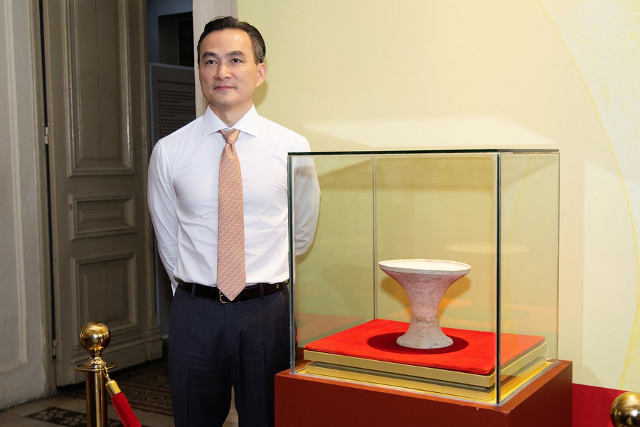 Bát bồng gốm văn hóa Hoa Lộc thuộc sở hữu của diễn viên Chi Bảo vừa được công nhận bảo vật quốc gia (đợt 14). Ảnh: NVCC.