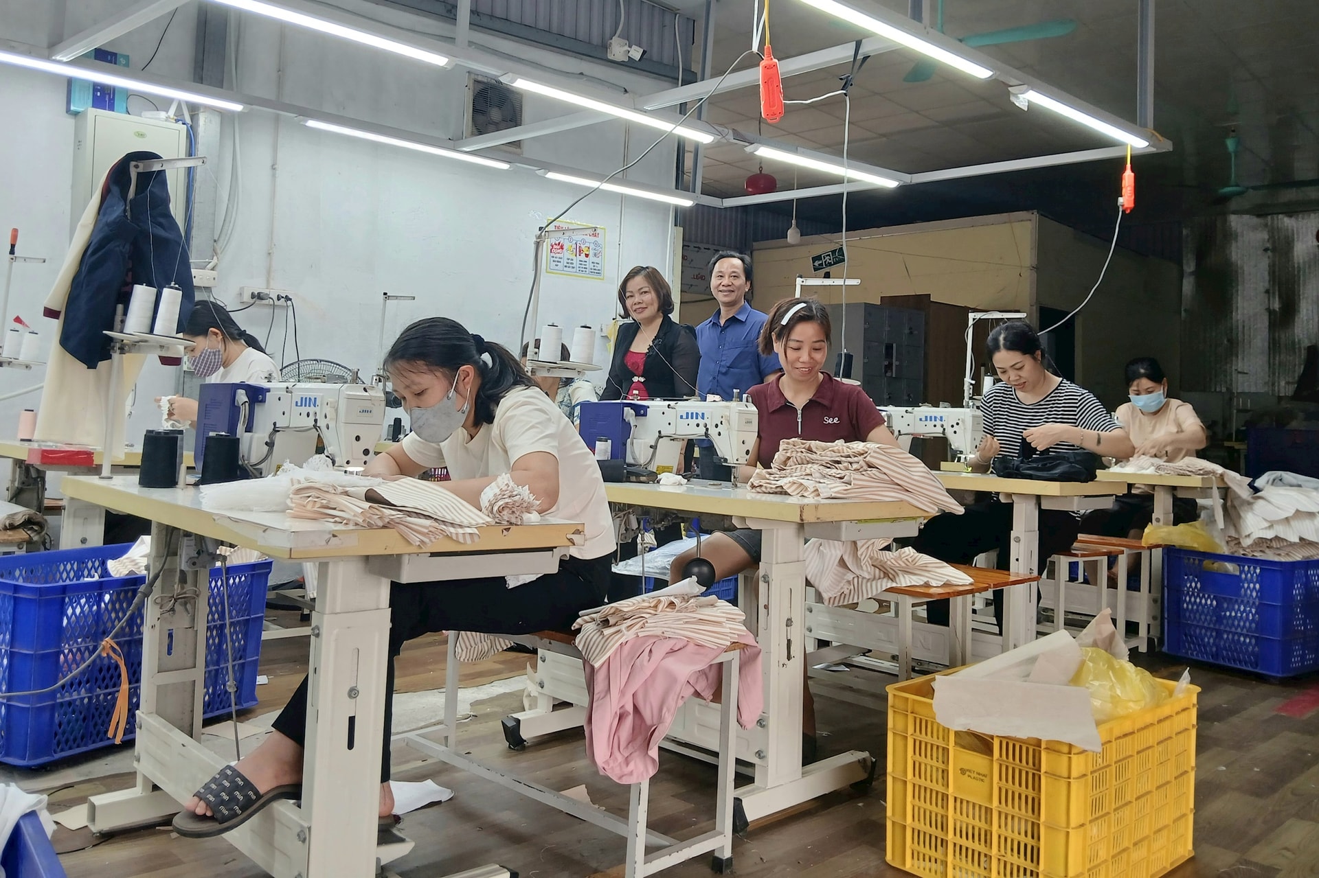 Bí thư Chi bộ thôn Vĩnh Trung Nguyễn Ngọc Diệp và Trưởng thôn Vĩnh Trung Nguyễn Thị Hường đến thăm một cơ sở sản