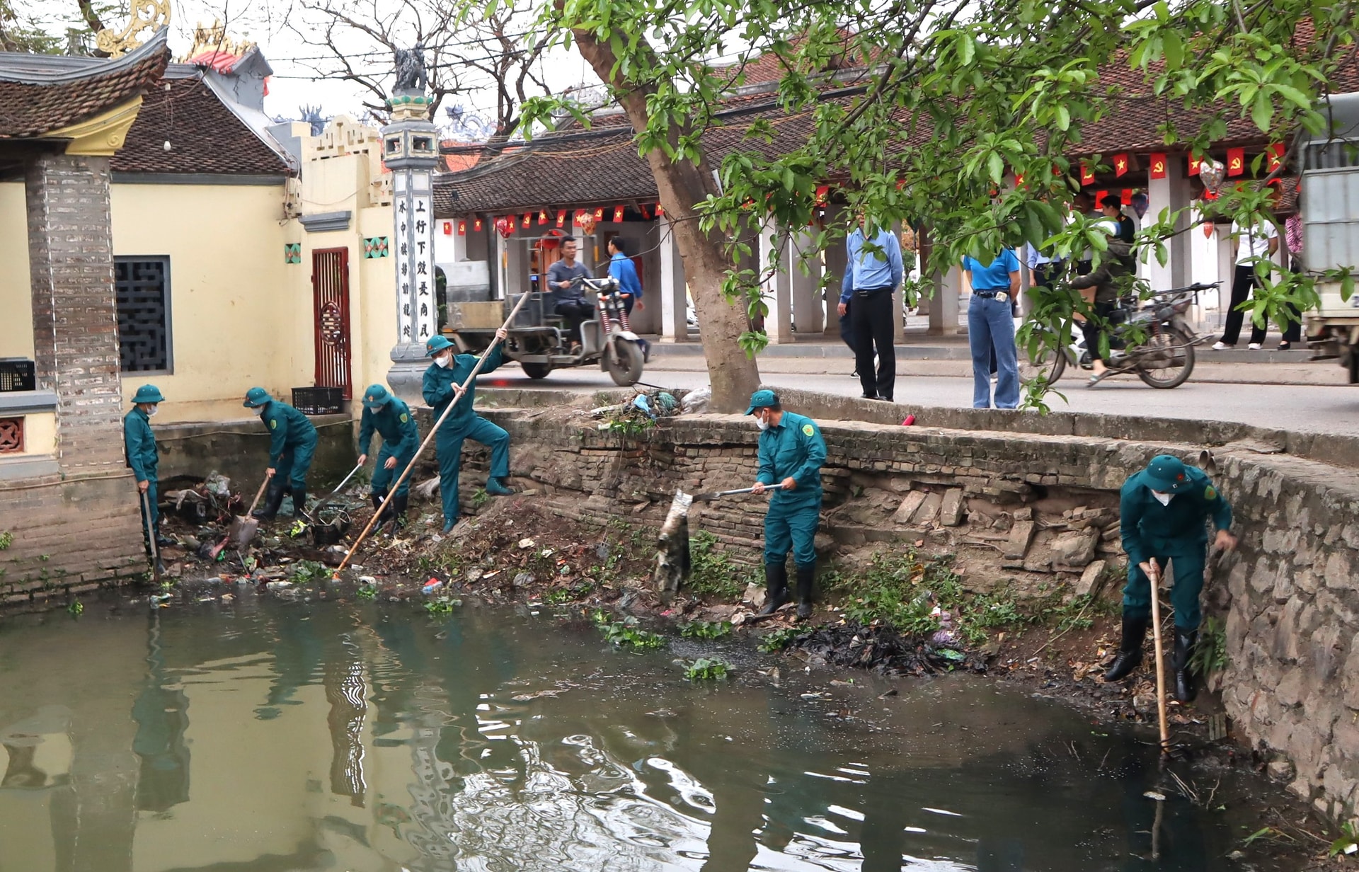 Lực lượng quân đội tham gia vệ sinh môi trường sau lễ phát động. Ảnh XS