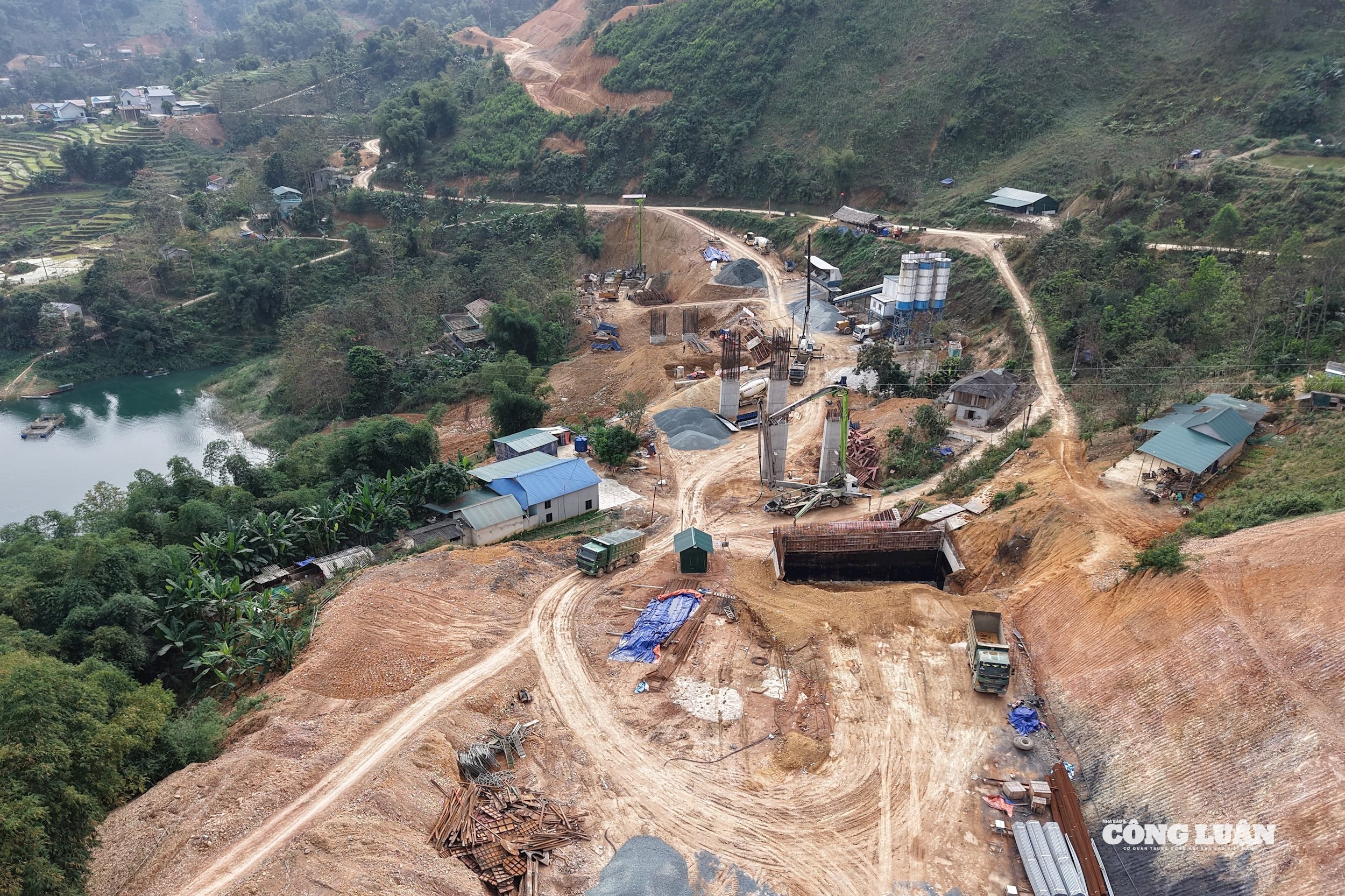 Trao đổi với PV Báo Nhà báo và Công luận, ông Bùi Chí Công - Giám đốc quản lý dự án cao tốc Hòa Bình - Mộc Châu (Ban quản lý dự án khu vực Hòa Bình) chia sẻ: Ngay sau kỳ nghỉ Tết Nguyên đán, tranh thủ thời tiết thuận lợi, các nhà thầu đã tăng cường tổ chức thi công; Huy động thêm máy móc, thiết bị và nhân lực thi công theo đúng tinh thần chỉ đạo của Thủ tướng Chính phủ “vượt nắng, thắng mưa, không thua bão gió”, làm việc “3 ca, 4 kíp”.