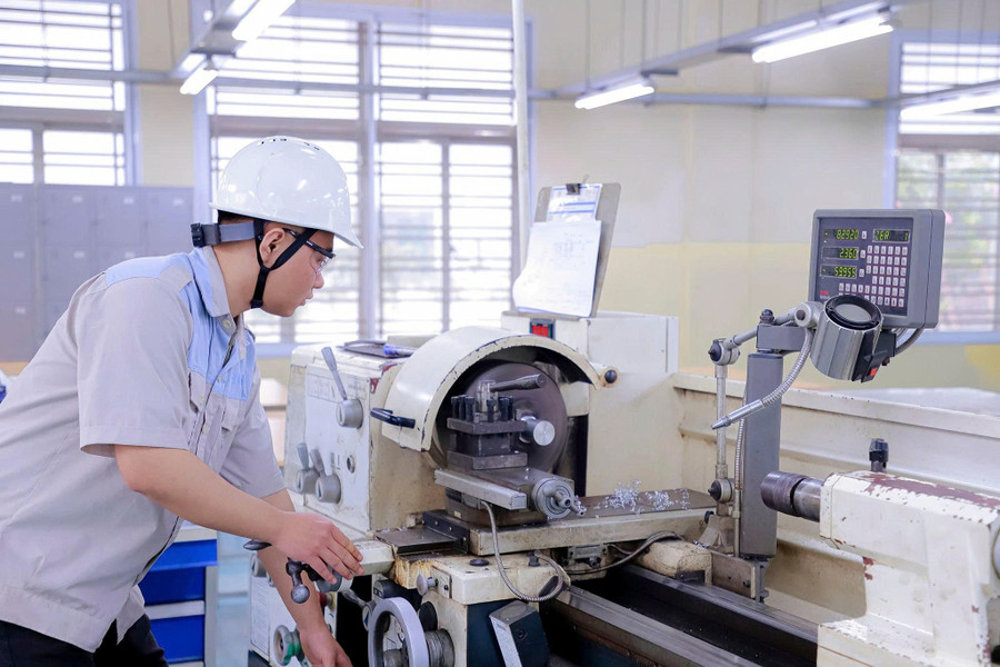 Sinh viên Trường Cao đẳng Công nghiệp Bắc Ninh trong giờ thực hành.