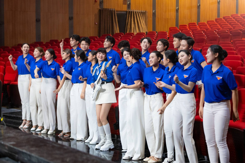 Nguyễn Duyên Quỳnh ra mắt ca khúc "Thanh niên Việt" của nhạc sĩ Nguyễn Văn Chung 03-1.jpg