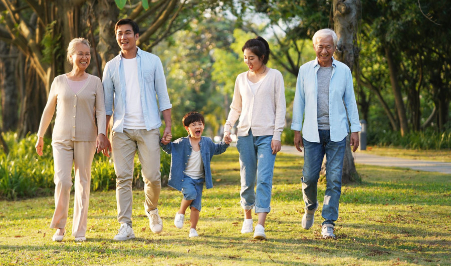 Sự ấm áp tình cảm giữa các thế hệ trong gia đình là món quà mà thời gian dành tặng cho người cao tuổi. (Ảnh: ITN).