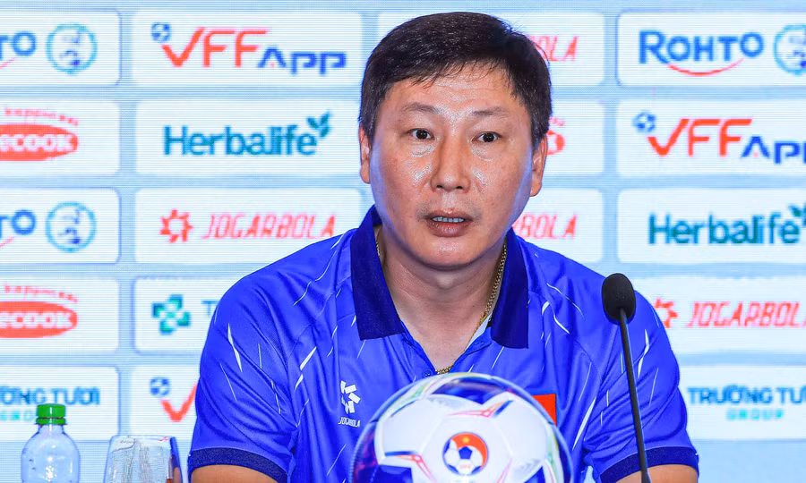 HLV Kim Sang-sik hài lòng khi tuyển Việt Nam hạ tuyển Malaysia 3-1. kim.png