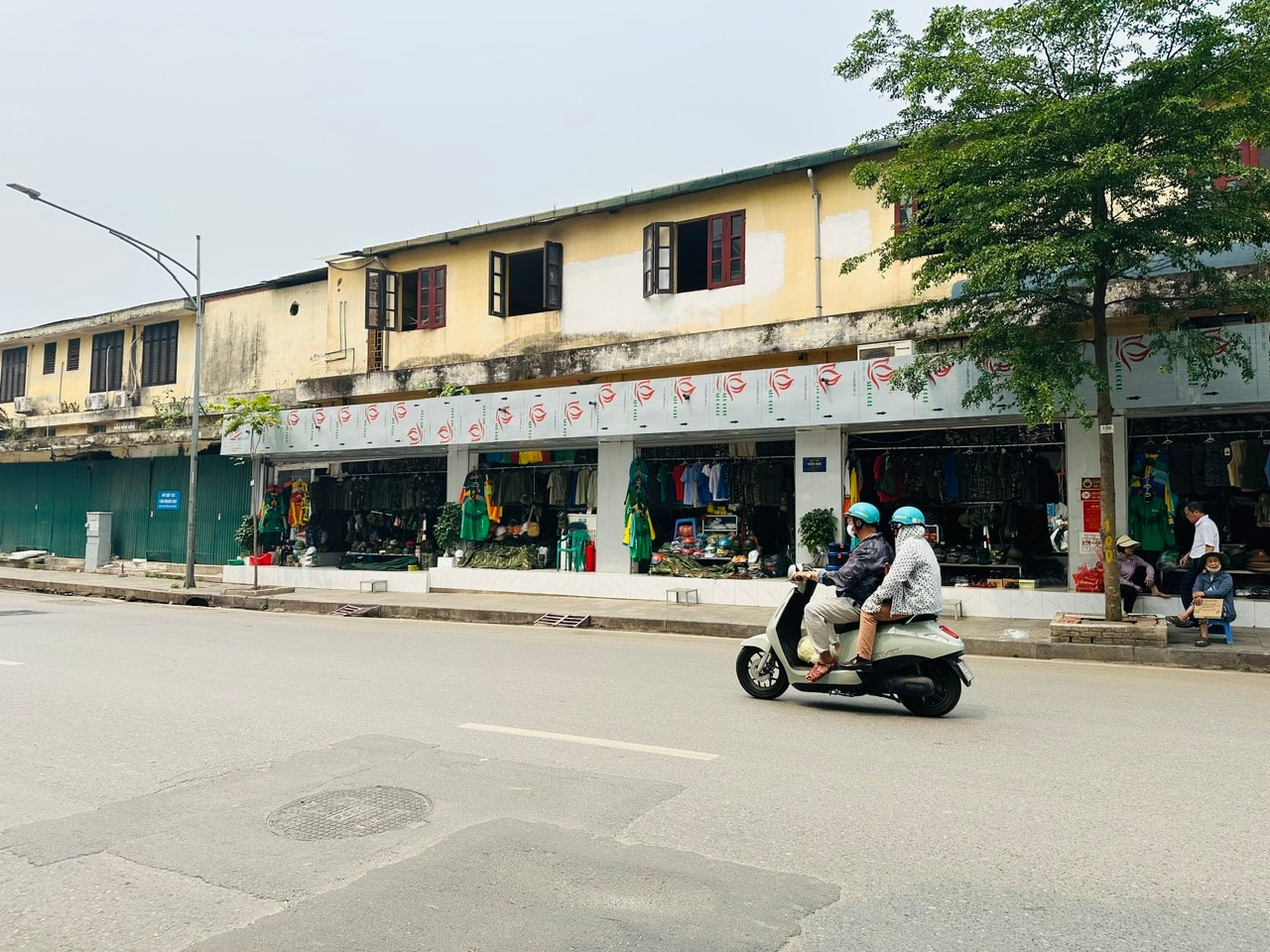 Trên phố Lê Duẩn, các cửa hàng đã có ý thức không bày bán ra vỉa hè. Ảnh: Quyên An.